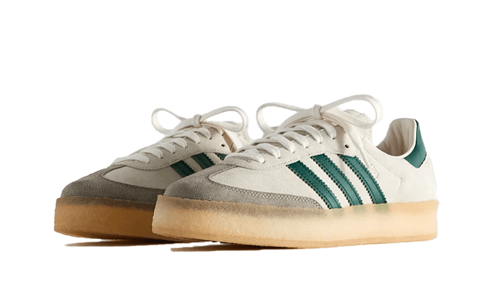 Baskets Samba d'Adidas de la collaboration avec Kith et Clarks couleur crème avec bandes vertes sapin, semelle en crêpe 