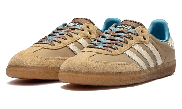 Baskets Samba d'Adidas beige/marron et détails bleus