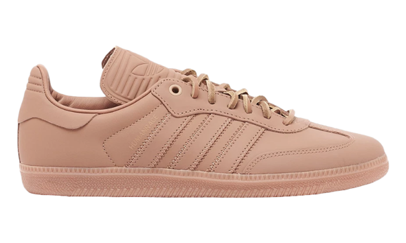 Baskets Samba d'Adidas de la collaboration avec Humanrace, la marque du chanteur Pharrell Williams
Baskets entièrement en rose et en cuir 