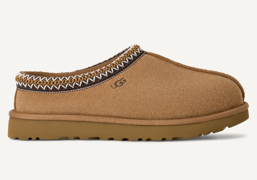 Photo de la botte basse UGG Tasman en daim doux beige/camel broderie à la cheville