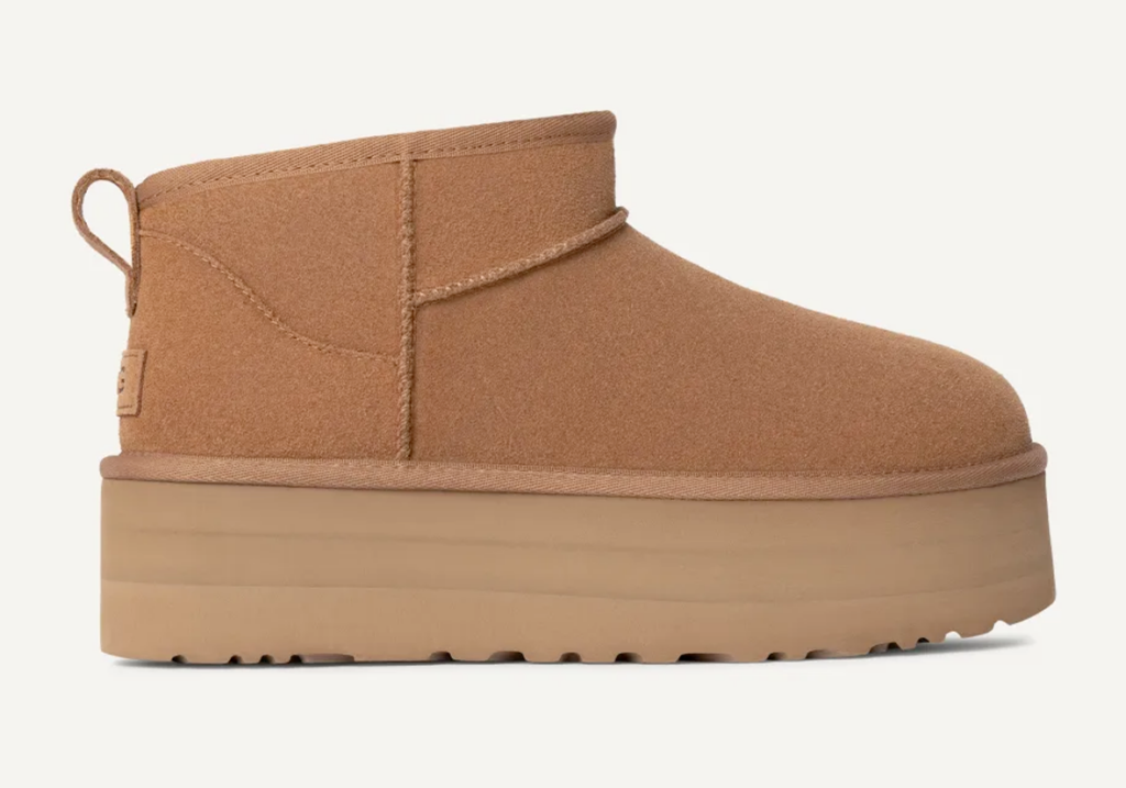 Photo de la botte basse UGG ultra mini platform en daim doux beige et semelle à plateforme